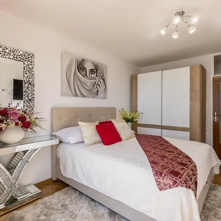 Desert Rose Apartment Split